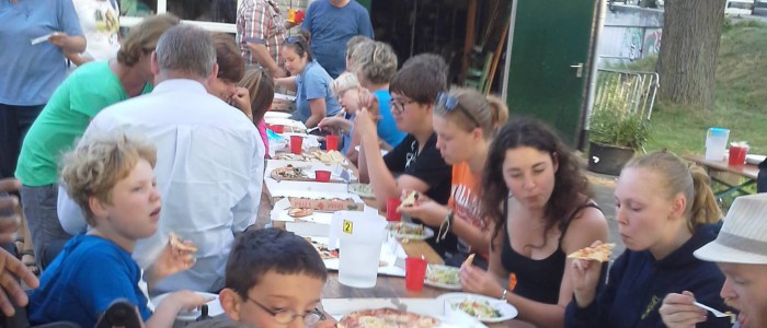Pizza eten na terugkeer van zomerkamp 2014