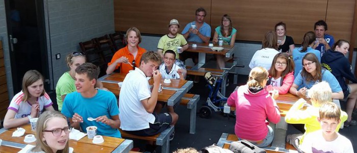 Een ijsje eten na een leuk zomerkamp