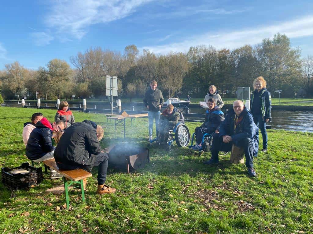 Scouts hebben plezier bij boom